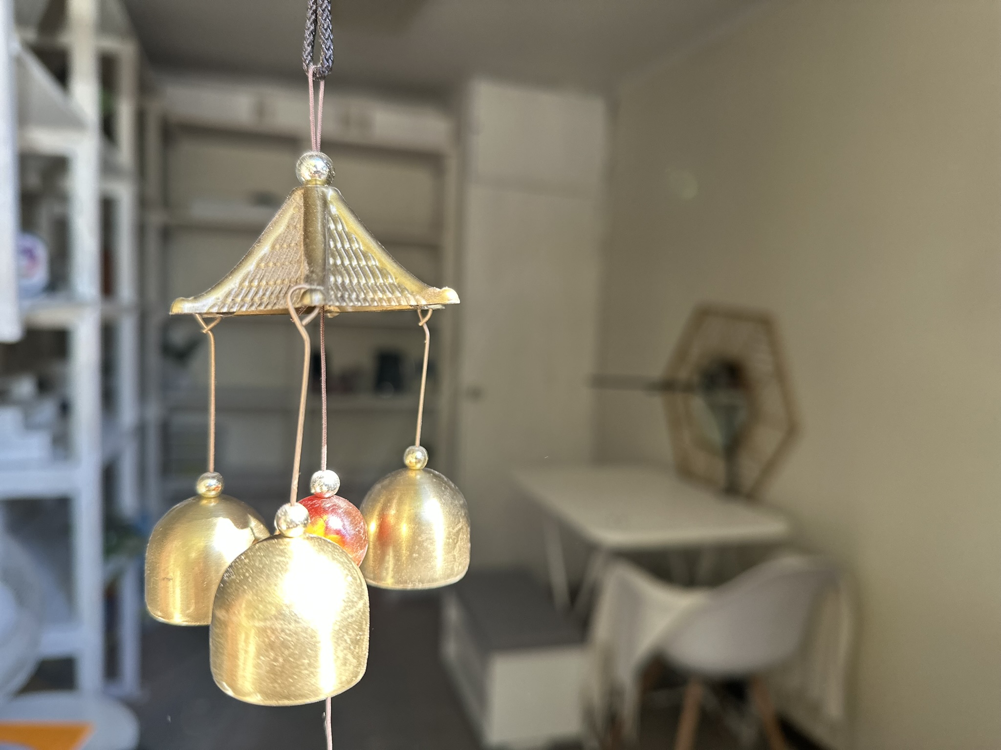 Detalle decorativo de sala de atención terapéutica en Centro Horizonte, con ambiente cálido y espacio interior para salud mental en Rancagua.