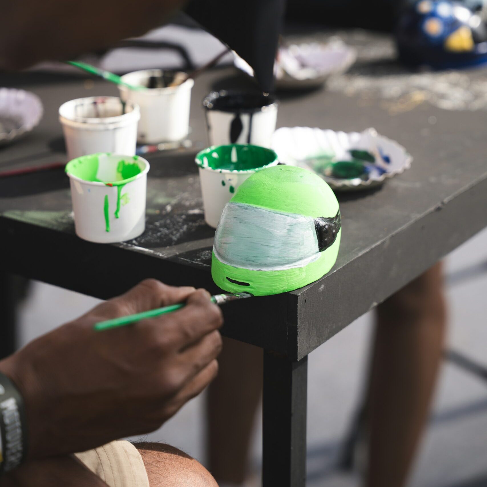 Actividad de arteterapia con pintura de objeto en sesión creativa