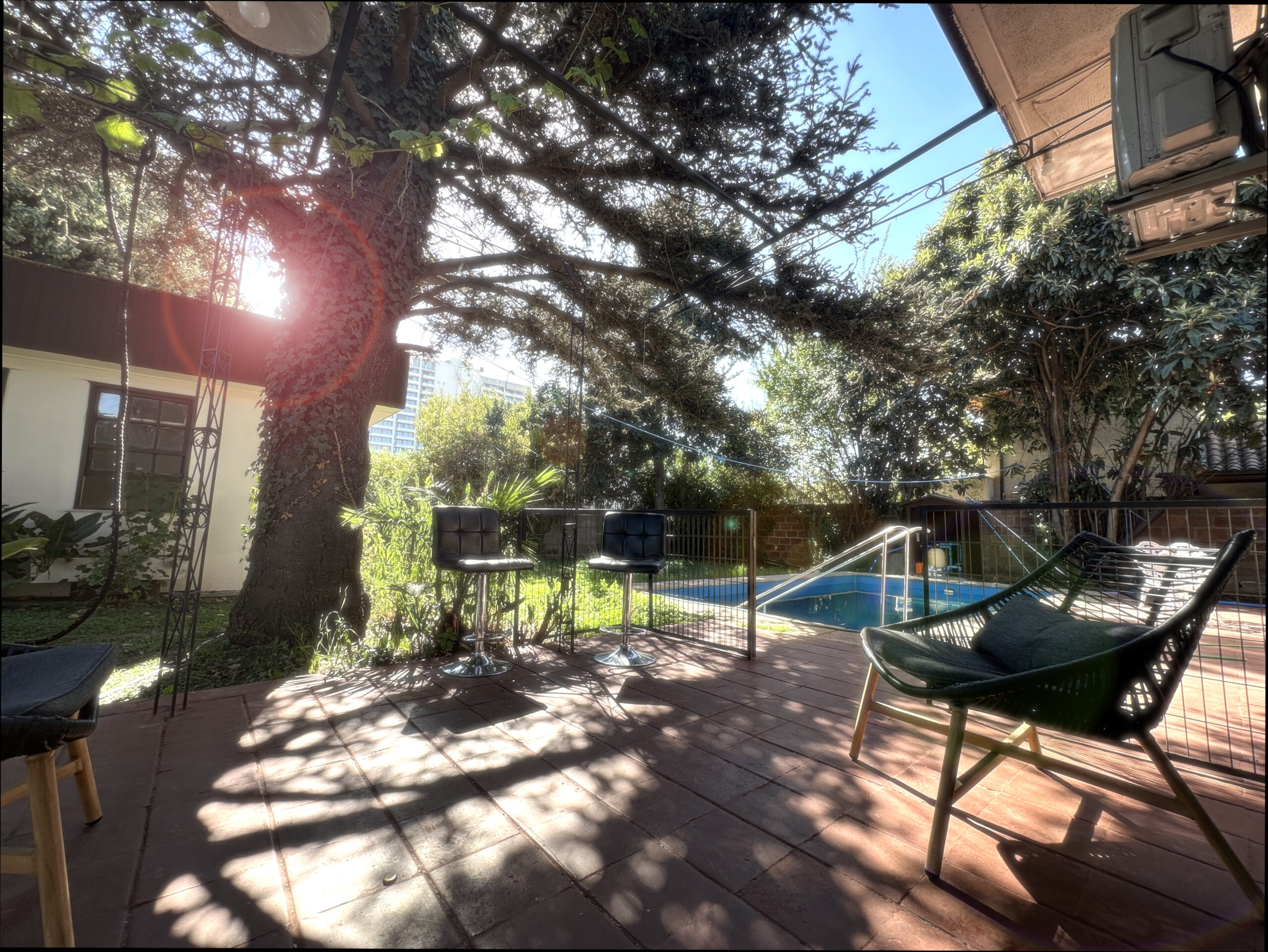 Terraza exterior de Centro Horizonte en Rancagua, con áreas verdes, piscina y entorno tranquilo orientado al bienestar y acompañamiento terapéutico.