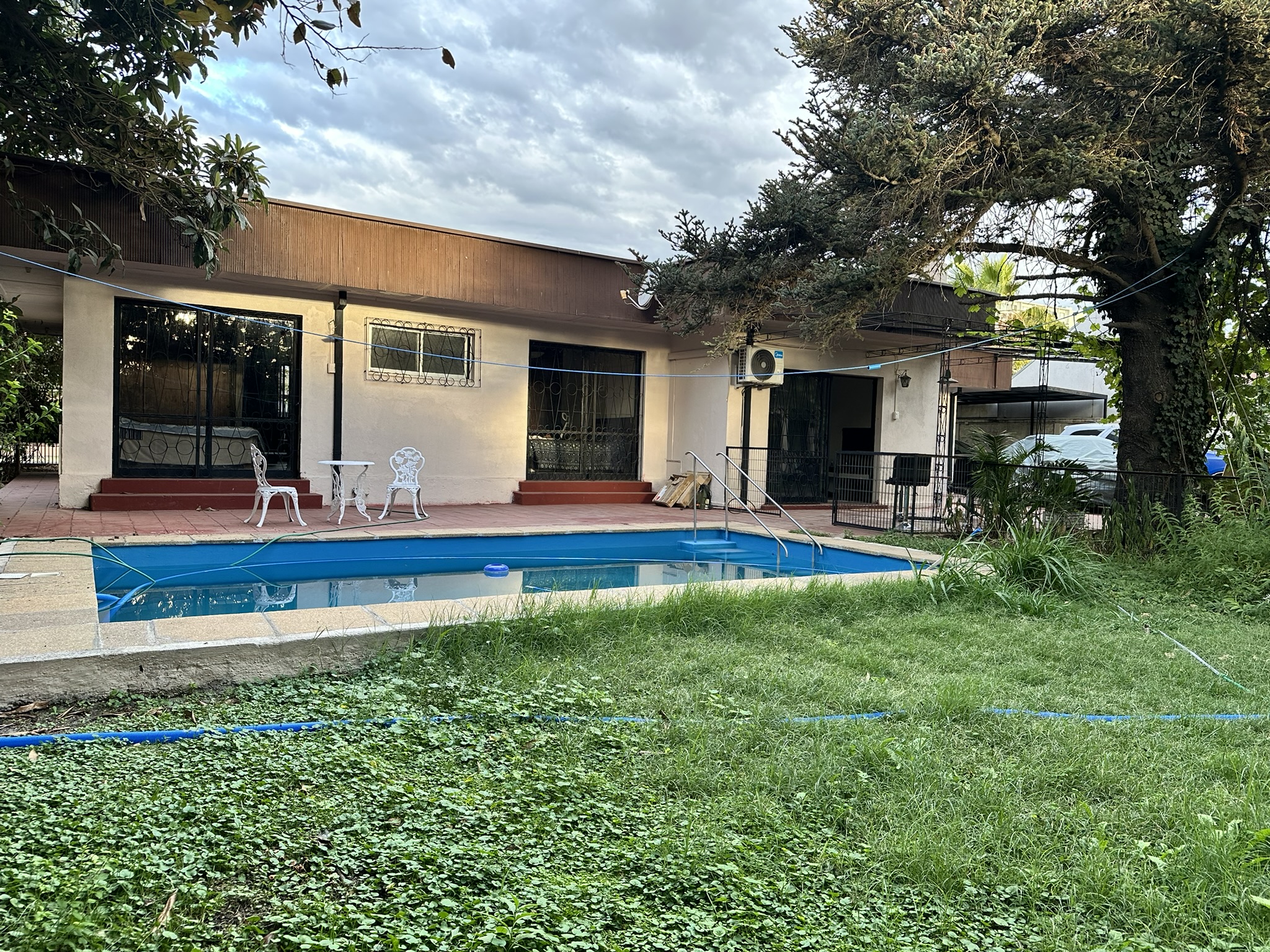 Vista amplia del exterior de Centro Horizonte en Rancagua, con jardín, patio y piscina en un entorno tranquilo para atención en salud mental y rehabilitación.