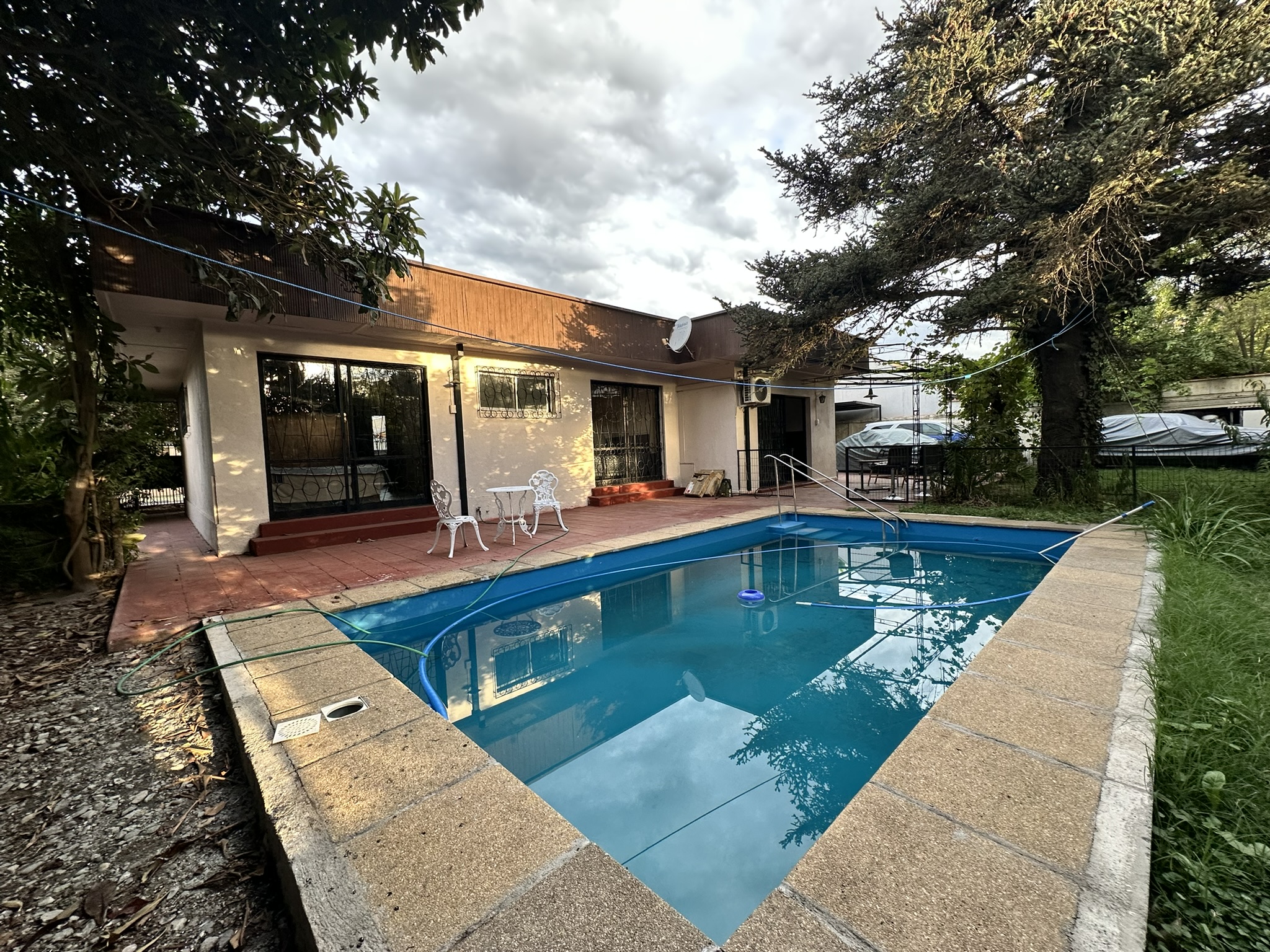 Vista panorámica del exterior de Centro Horizonte en Rancagua, con piscina, patio y entorno tranquilo para atención en salud mental y rehabilitación.