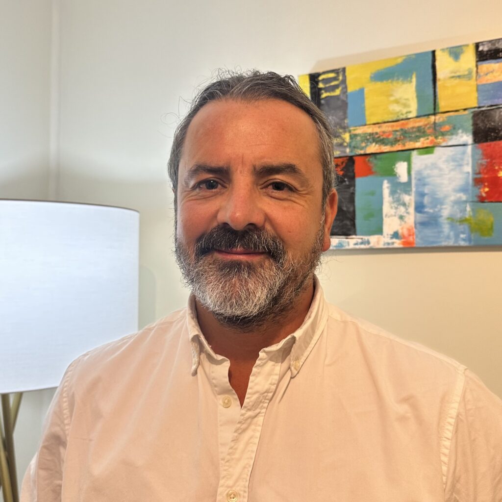 Retrato profesional del Dr. Francisco Osorio, psiquiatra de Centro Horizonte.